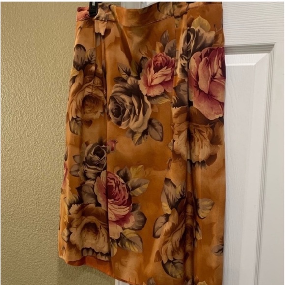 Jones New York women 100% silk skirt size 22
Lined, two side pockets - Picture 8 of 10